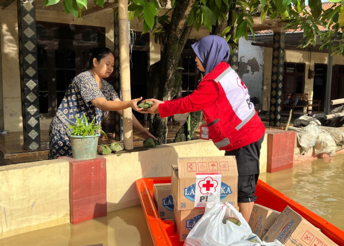 3 Desa di Pantura Banjir, PMI Kabupaten Tegal Beri Bantuan