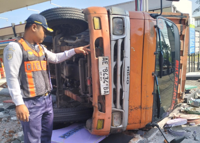 Truk Paket Gagal Nanjak di Silayur Semarang, Pemkot Siapkan Pos Pantau dan Early Warning System