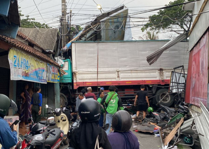 Truk Rem Blong Picu Kecelakaan Beruntun di Silayur Semarang, 2 Orang Tewas