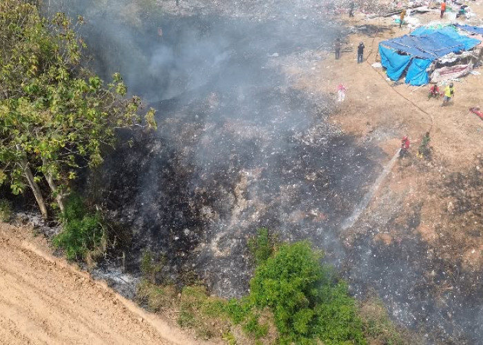 Diduga Akibat Puntung Rokok Terangkut Sampah Baru, Area TPA Landoh Rembang Membara Pagi Hari