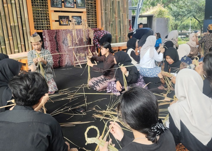 Menunggu Buka Puasa, Puluhan Remaja Latihan Bikin Wayang Suket di Taman Indonesia Kaya Semarang