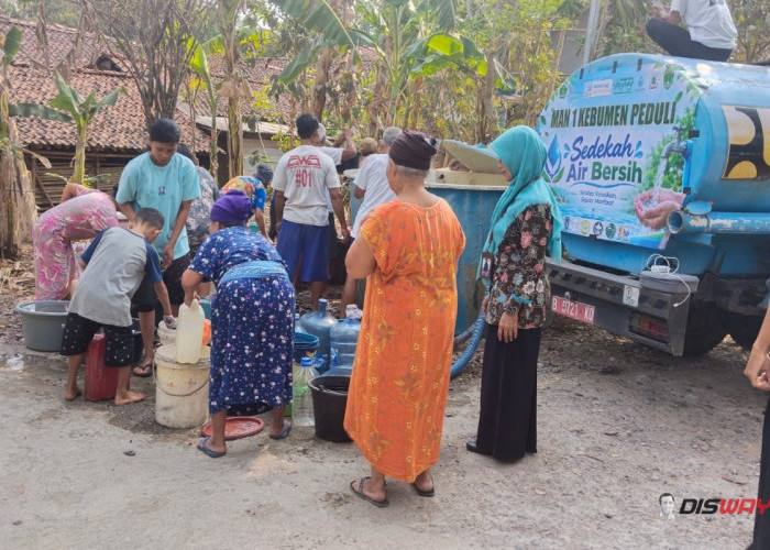 Kemarau Bikin Warga Kesulitan Air, MAN 1 Kebumen Salurkan Bantuan ke 3 Desa