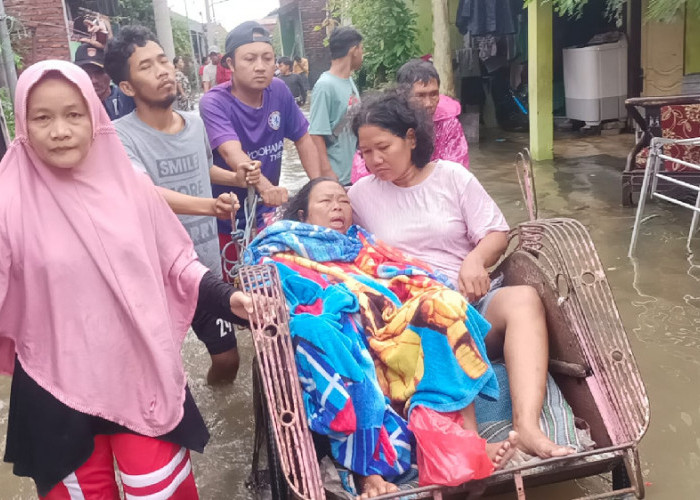 Warga Kritis Saat Banjir, Misiyem Dievakuasi Menggunakan Becak 