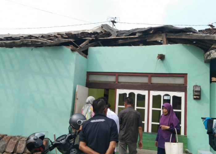 Dua Rumah Warga Tegal Ambruk, PMI Gercep Gelontor Bantuan