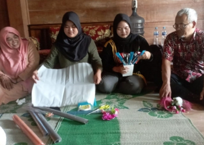 Kader Tribina Kecamatan Bantarbolang Kabupaten Pemalang Dilatih Membuat Buket