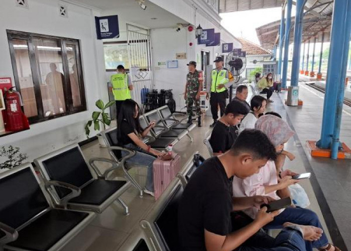 Libur Nataru, Petugas Gabungan Terus Pantau Keamanan Sejumlah Stasiun di Grobogan 