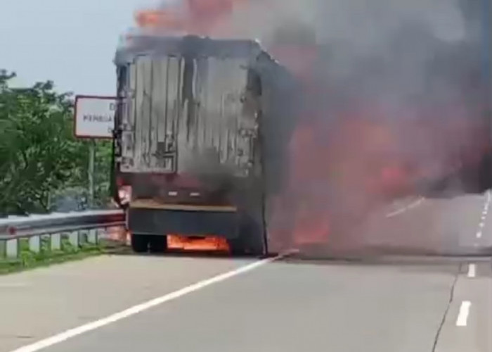 Truk Muatan Plastik 8 Ton Terbakar di Tol Batang-Semarang, Ini Penampakannya