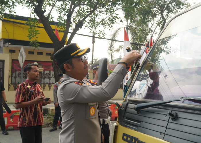 Sambut HUT ke-81 RI, Polres Tegal Tebar Bendera Merah Putih di Jalanan