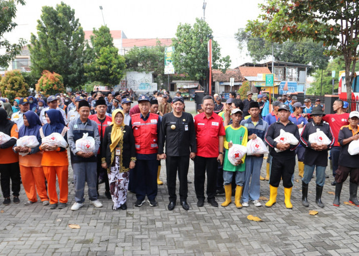 Jelang Lebaran, PMI Kota Tegal Bagikan 370 Paket Sembako