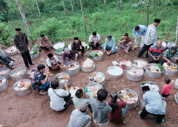 Warga Lereng Gunung Merbabu Wijil Cepogo Langgengkan Tradisi Makan Bersama di Area Pemakaman Leluhur