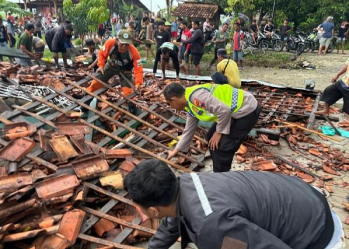 Rumah Seorang Warga Desa Pelem Roboh Akibat Diterjang Angin Kencang, Kerugian Capai Puluhan Juta