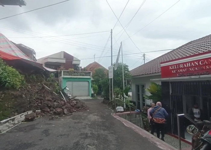 Retak Sejak Tahun Lalu, Talud Setinggi 3 Meter di Balai Kelurahan Candi Longsor