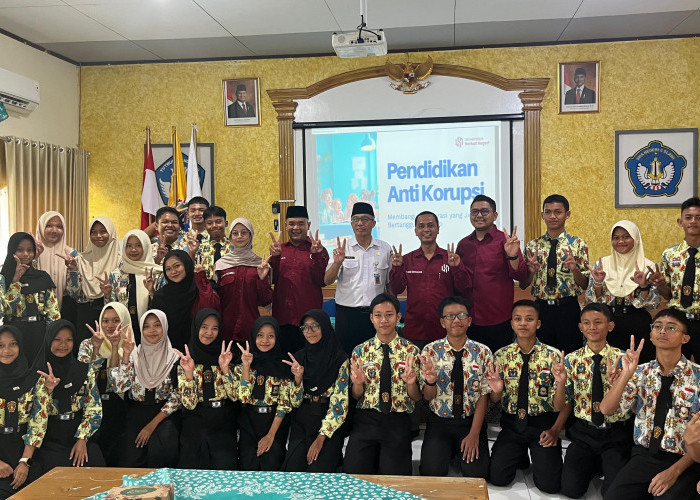 Pengurus OSIS SMAN 2 Slawi Dibekali Pendidikan Anti Korupsi