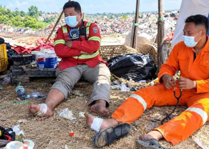 Anggaran APD Damkar Rembang Dipertanyakan, Petugas Bertaruh Nyawa Pakai Sepatu Jebol