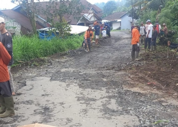 Warga Desa Gunungsari Kabupaten Pemalang Kerja Bakti Perbaiki Jalan Rusak 