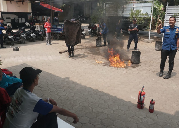 7 Kebakaran di Bong Cino, Damkar Pekalongan Latih Warga Kuryos Jinakkan Api