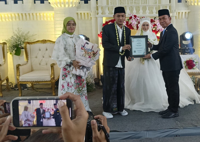 Menteri Wihaji Nyusup ke Resepsi Pengantin di Batang, Bawa Sertifikat Elsimil, Senjata Lawan Stunting