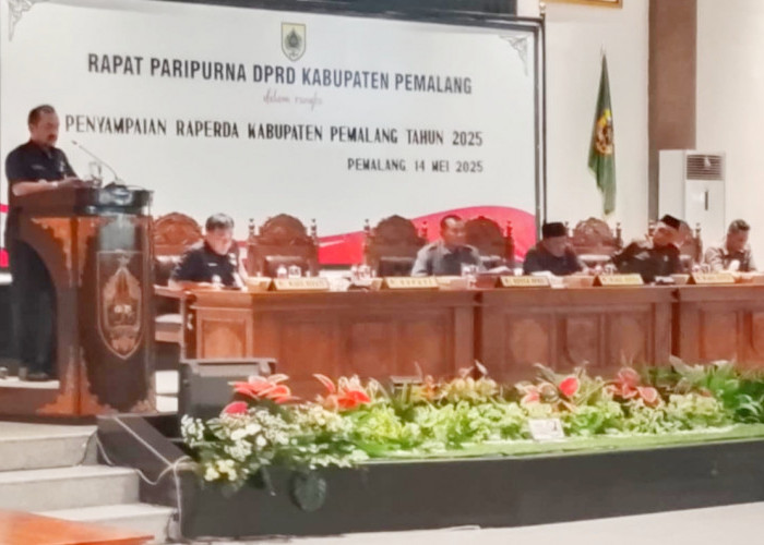 Bupati Pemalang Sampaikan Raperda 2025 dalam Rapat Paripurna 