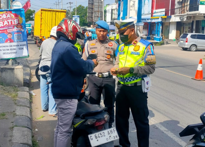‎Si Propam Polres Tegal Kota Kawal Ketat Operasi Patuh Candi 2025 