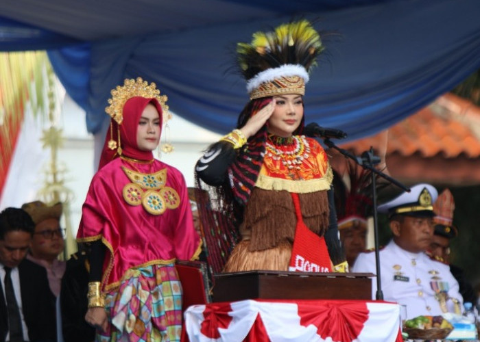 Memukau! Cantik Ibu Bupati Brebes Pakai Baju Adat Papua Saat Pimpin Upacara HUT RI di Kabupaten Brebes