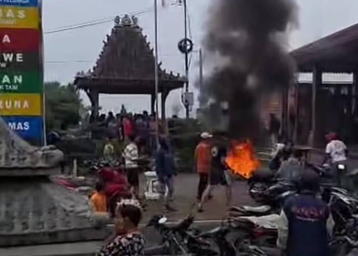 Memanas, Warga Desa Jeruk Boyolali Bakar Ban Tuntut Pencairan Dana Proyek