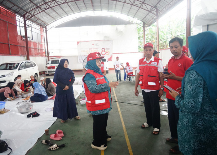 Dapur Umum PMI Pati Suplai Nasi Bungkus dan Sembako ke Warga Terdampak Banjir