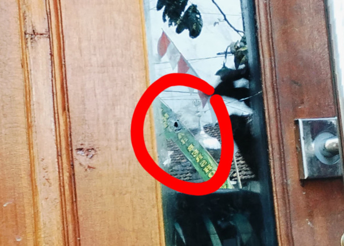 Pintu Kaca Rumah Warga di Pati Berlubang, Diduga Ditembak Orang Tak Dikenal 