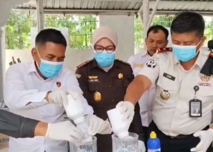 Kejari Grobogan Musnahkan Barang Bukti dari 78 Kasus yang Inkrah, dari Narkoba hingga Senjata Tajam