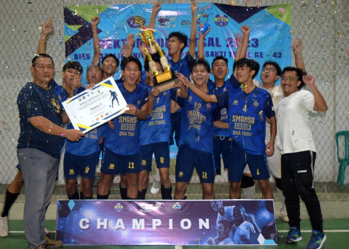 UPS Serahkan Trofi Turnamen Futsal Piala Rektor