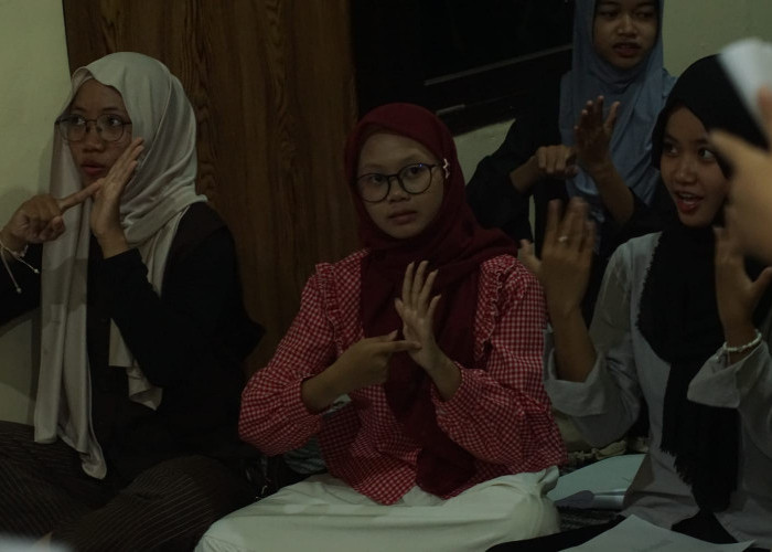 Ngabuburit Unik Gen Z di Batang, Pilih Belajar Bahasa Isyarat daripada Nongkrong