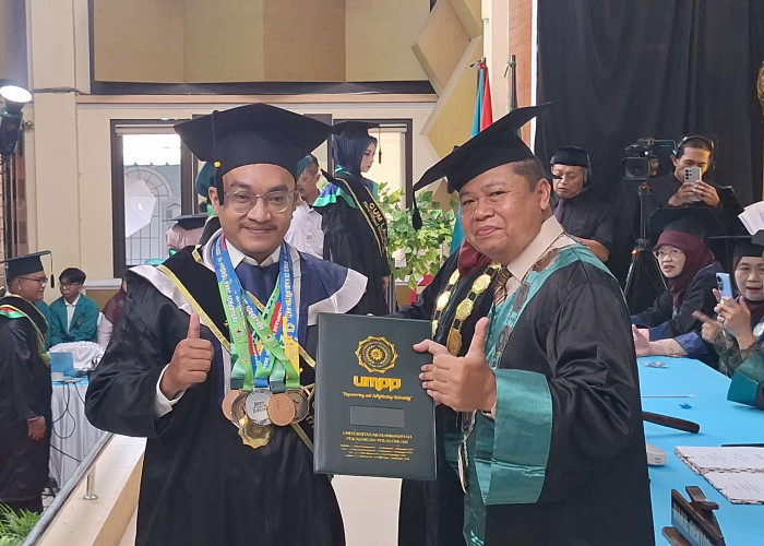 Bawa Medali ke Panggung Wisuda, Mahasiswa Disabilitas UMPP Lulus Cumlaude dalam 7 Semester
