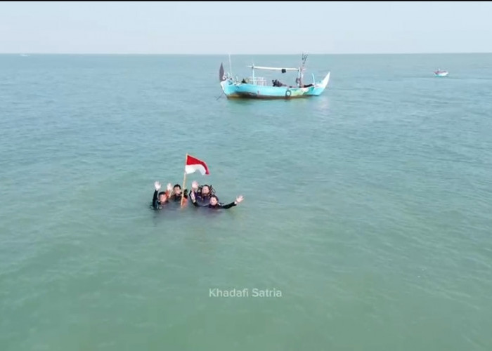 POSSI Rembang Kibarkan Merah Putih di Kedalaman 10 Meter Perairan Pulau Gede