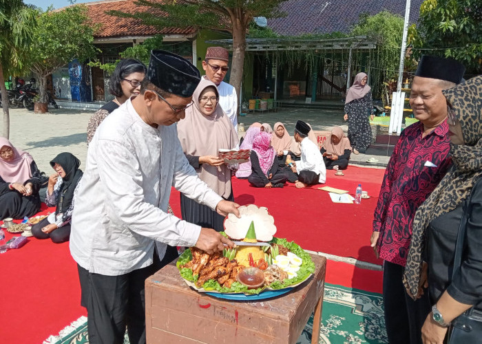 Warnai Peringati HUT Ke-39, SMP Negeri 2 Margasari Kabupaten Tegal Salurkan Bantuan Sosial