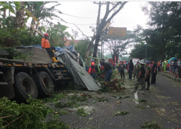 Sopir Tewas Terjepit, Truk Muatan Asbes 30 Ton Rem Blong di Jalan Lingkar Salatiga