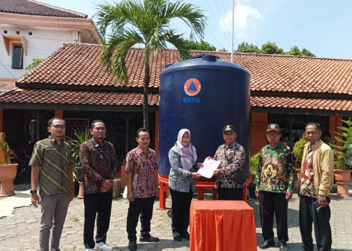 BPBD Kabupaten Tegal Serahkan Bantuan Paket Tandon Air