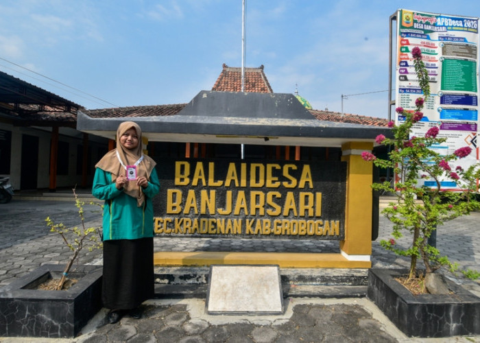 Adalah Ari Lestari (27), seorang Agen Pesiar BPJS Kesehatan dari Kabupaten Grobogan, yang juga merupakan Kasi Kesejahteraan Masyarakat (Kesra) di Pemerintahan Desa Banjarsari. (Achmad Fazeri/Disway Jateng)