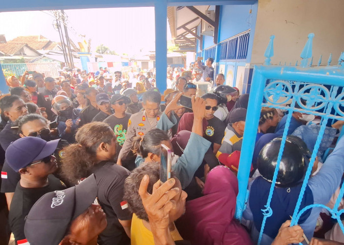 Ratusan Wali Murid Geruduk SDN 1 Kebondalem, Tuntut Kasus Dugaan Perundungan di Pemalang Diusut