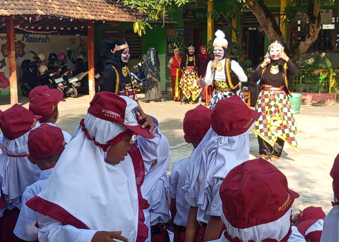 Kreatifitas SD 5 Karangbener Kudus Sambut Siswa Baru, Guru Cosplay Petruk dan Buto Ireng saat MPLS