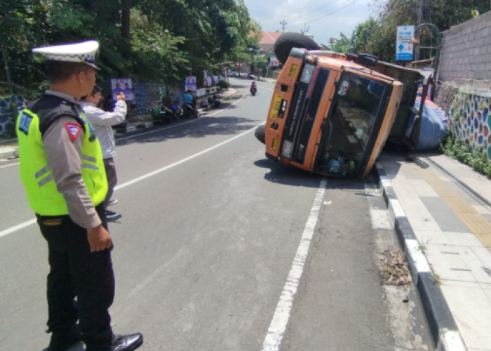 Hindari Sepeda Motor, Truk Muat Semen Terguling di Salatiga