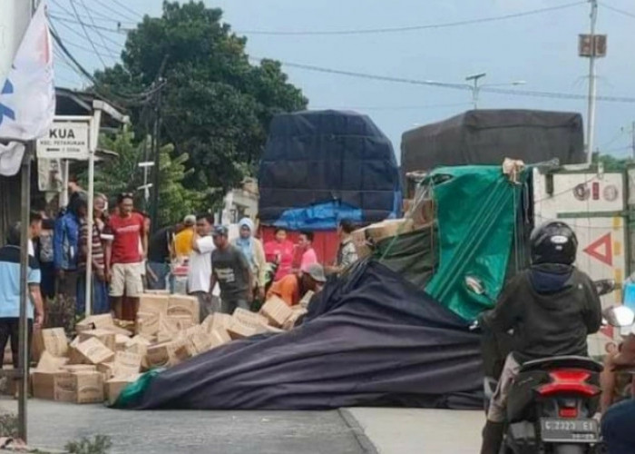 Truk Bermuatan Minyak Goreng Terguling di Petarukan Kabupaten Pemalang 