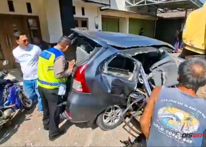Truk Tangki Tabrak Truk Hino di Salaman, Enam Orang dalam Xenia Dilarikan ke Rumah Sakit