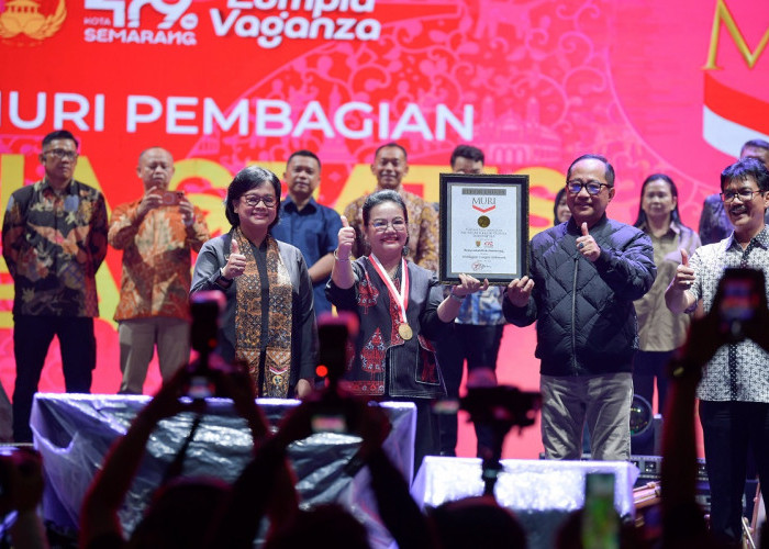 Semarang Cetak Rekor Dunia MURI: 10.052 Lumpia Dibagikan Gratis, Simpang Lima Jadi Lautan Warga