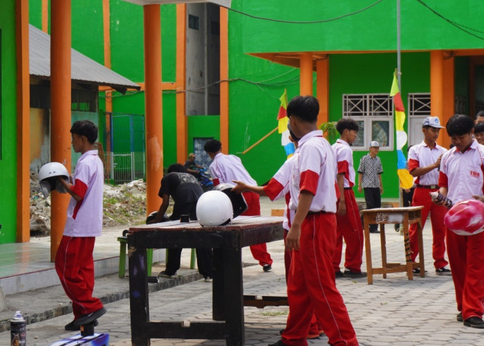 Asah Keterampilan di Luar Mesin Kendaraan, Siswa SMK Peristek Pangkah Tegal Belajar Teknik 'Painting Helmet'