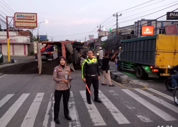 Sopir Ngantuk, Dump Truk Muat Pasir Terguling Usai Hindari Motor di Ungaran