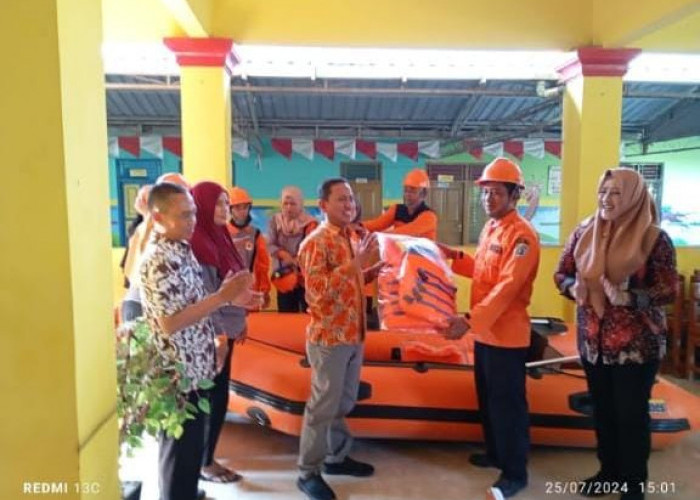 Wujudkan Aspirasi, DPRD Berikan Perahu Karet untuk Pemdes Sidaharja Kabupaten Tegal