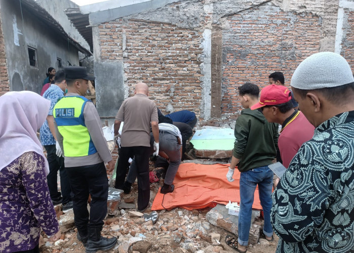 Bongkar Masjid di Kudus, Pekerja Tewas Tertimpa Tembok Ambruk