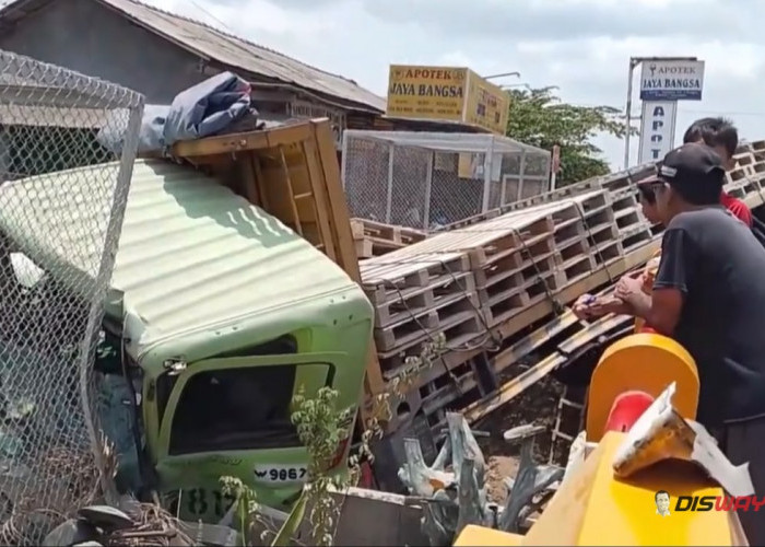 Truk Tronton Tabrak Jembatan dan Pipa BBM Pertamina di Kebasen, Dua Orang Luka