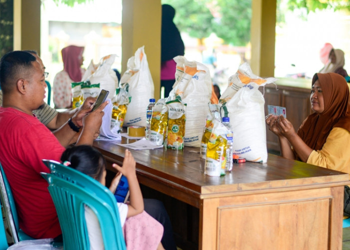 Dinas Ketahanan Pangan Daerah (DKPD) Kabupaten Grobogan menyalurkan bantuan pangan (banpang) tahap kedua, November Desember 2025 sebanyak 2789,24 ton beras dan 557.848 liter minyak goreng. (Achmad Fazeri/Disway Jateng)