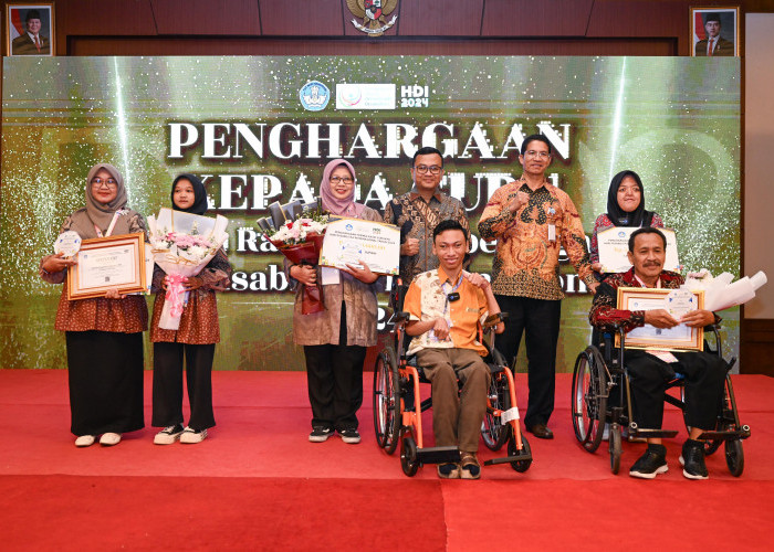 Sosok Pengajar Inspiratif, Dua Guru Disabilitas Jateng Diganjar Anugerah Kemendikdasmen