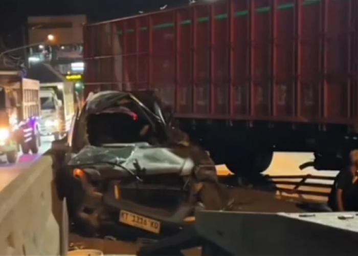 Truk Fuso Rem Blong, Hantam Honda CR-V Hingga Terseret Puluhan Meter di Depan Apac Inti Bawen